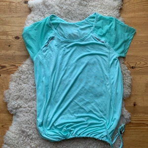 Blå träningströja - Aldrig använd tränings t-shirt, väldigt skönt material. Dras åt vid midjan.