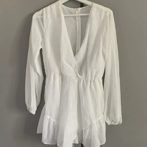 Vit byxdress - Vit byxdress, storlek L men passar även en M, aldrig använd.