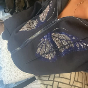 Fjärilshoodie - As mysig hoodie med fjäril på