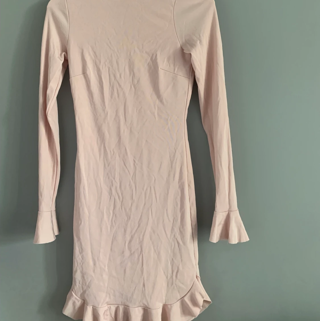 Rosa klänning med en liten volang