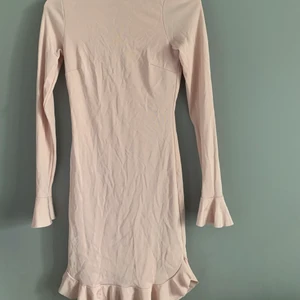 Rosa klänning med en liten volang - Storlek 36