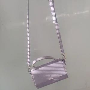 Lila axel/handväska  - Jättefin lila axel/handväska som tyvärr tappat lite färg, som gör den lite vintage💜  Väskan är från Åhléns. Det går att ta av axelbanden på sidan, då blir det som en handväska.