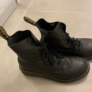 Dr Martens - Höga svarta dr martens. Använda med lite slitage. Ej original skosnören. Köpta för 2000.