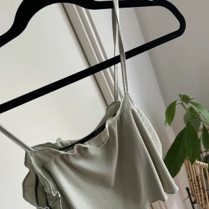 Mintgrönt Croppat Linne - Använt 2-3 gånger, passar de med mindre bystc skulle säga A-D kupa. Storlek 46