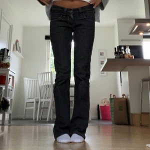 Jeans  - Lågmidjade Lee jeans i jätte bra skick ! W29 men passar mig som vanligtvis är 26/27, säljer pga att dom inte kommer till användning. Säljer för 250+frakt !!