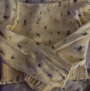 Blus - Fin gul blus ,ny!💛