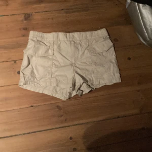 Cargo shorts från hm - Säljer mina fina cargo shorts från hm. De är jätte fina och sköna, helt perfekta nu till sommaren. Säljer på grund av att de är för stora för mig.