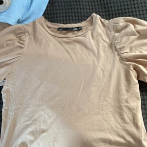 Tröja med puffarmar  - Jättefin tröja med puffarmar som tyvärr aldrig kommer till användning 💘