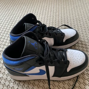 Jordans - säljer nu mina blåa jordans från restocks eftersom jag aldrig använder dom! köpta för 1700! använda max fem gånger!storlek 40! om det är fler som är intresserade så får man buda!💗skriv privat om ni har några frågor eller vill ha flera bilder!💞