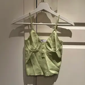Snyggt grönt linne från ZARA strl. S 30 kr + frakt