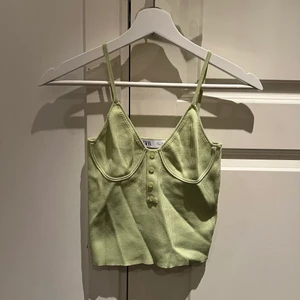 Grönt linne från ZARA - Snyggt grönt linne från ZARA strl. S 30 kr + frakt