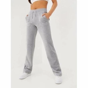 Stl L - Säljer ett par gråa jc byxor passar perfekt för mig som är 170 men kommer aldrig till användning buda från 650kr+