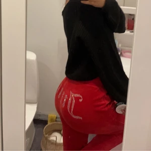 Röda juicy - Säljer mina röda juicy då de inte kmr till användning för mig. Men verkligen så fin röd färg. Xs men hade passat folk som har S också. Är 173