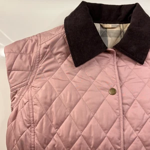 BARBOUR JACKA  - Hej✨ Säljer min fina ljusrosa quiltade Barbour jacka i storlek UK 8 💗 Passar både tidig höst och vår. Den är i väldigt fint skick, använd ett fåtal gånger 💗