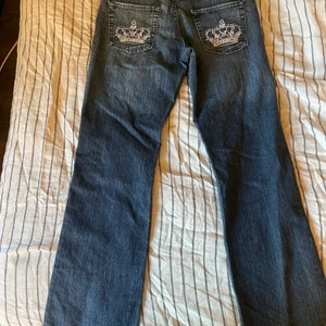 VICTORIA BECKHAM JEANS - Säljar nu mina absolut favorit jeans som tyvärr har blivit lite för små i midjan. Jensen är lite för långa för mig (165) så därav lite skador längst ner på båda benen men inget som syns. Annars är dom i toppen skick. TREDJE BILDEN E LÅNAD Köpte för 899💞