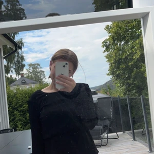 Svart blus med öppen rygg från Nelly  - Svart blus med öppen rygg från Nelly strl s