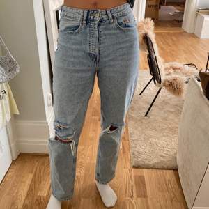 Säljer dessa blåa jeans från h&m i storlek 36, är 174cm och de sitter hyfsat bra i längden på mig. Är i fint skick!💙