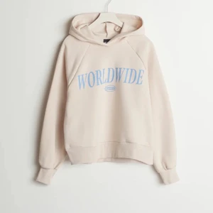 Hoodie - en jätte fin hoodie från Gina tricot som inte säljs längre, jag har använt den typ 2-3 gånger. köpte för 250 ungefär men säljer för 150💝