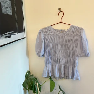 Blå/lila blus ifrån mango - Säljer denna blusen ifrån MANGO 