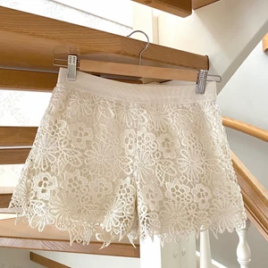 Only spetsshorts storlek 34 - Säljer mina superfina somriga vita spetsshorts från Only eftersom de är lite små på mig (jag har oftast storlek 36). Köpta för ca 300 kr när jag var i Grekland för ett par år sedan. De är bara använda ett fåtal gånger så de är i fint skick🤍🤍🤍