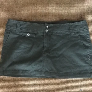 H&M y2k grön kjol - Söt grön jeanskjol från h&m storlek 38 & knappast använd 💘 det är en miniskirt så den är ganska kort men jätteskön och sitter snyggt! 