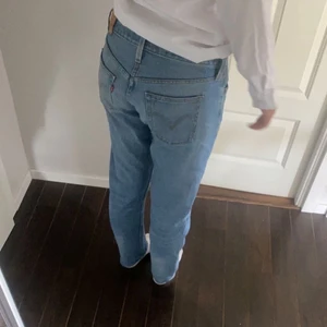 Lågmidjade Levi’s jeans - Blåa supersnygga lågmidjade Levis jeans. Står ingen storlek men säga S, jag är ca 172☺️ 