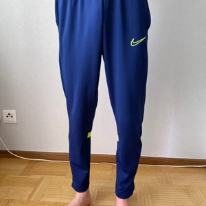 (Nike) Mjukis byxor  - säljer de för de har blivit för småa men annars skjukt fina.  Nike Tar bara kontanter 