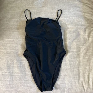 Baddräkt  - Oanvänd baddräkt från Hollister. Uttagbar vaddering och en rak halsskurning i fram. Hög skurning, vilket formar kroppen otroligt fint🥰