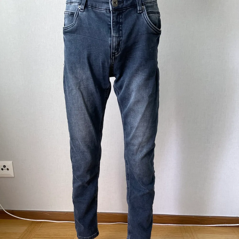 jättefina jeans för pojkar som jag säljer för att de är för småa. . Jeans & Byxor.