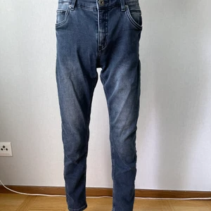 mörk blåa jeans för pojkar  - jättefina jeans för pojkar som jag säljer för att de är för småa. 