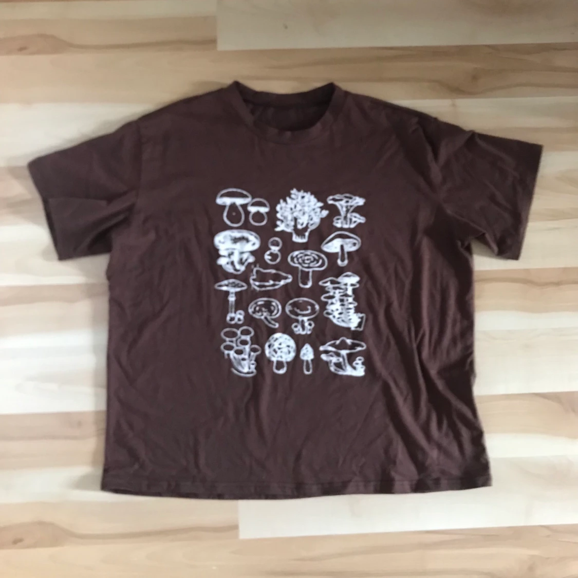 Brun t-shirt med svamptryck stolek L