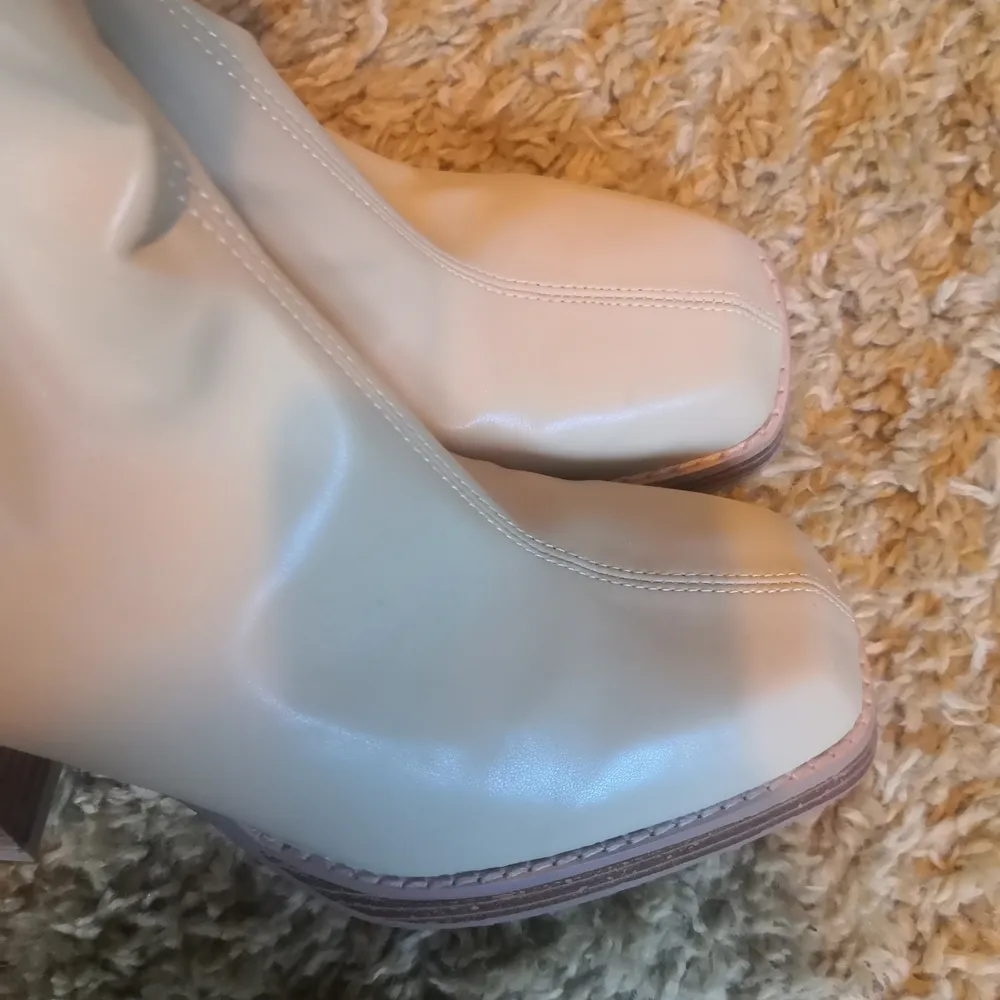 Sandfärgade boots från Asos. Endast använda en gång så fint skick, har bara en liten fläck på insidan av ena skon, se bild. Annars som nya! . Skor.