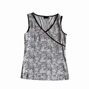 Mönstrad Topp - Supersnygg mönstrad topp, bra skick, men lite insydd på sidorna för bättre passform. Kan lätt ta ut sömmarna om det önskas <3