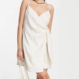 Asos linne klänning - Linne klänning i ljusbeige färg från ASOS. Kort i modellen!!! Storlek 34/ UK 6. Endast använd en gång.