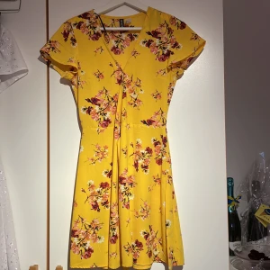 Sommarklänning - Fin sommarklänning från H&M. Aldrig använd. Storlek 34.