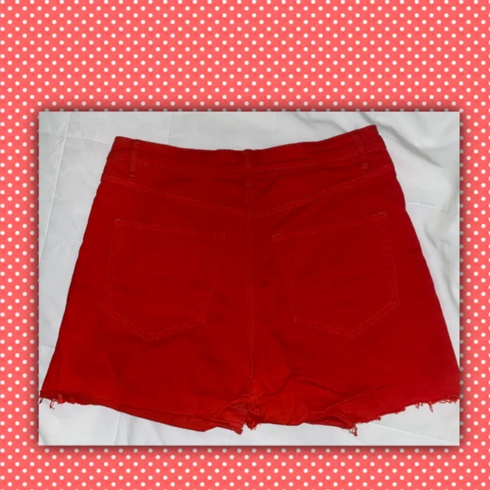 Röda, supersköna, strechiga högmidjade shorts från märket ”Lindex”. Mycket bra skick. Storlek: M❤️❤️. Shorts.