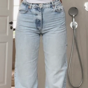 Jeans - Ursäkta suddiga bilder! Ljusblåa jeans från Zara i strl 38. Väldigt långa (jag är 179 cm lång) Dem går över fötterna på mig. Fint skick. Frakt ingår ej i priset 
