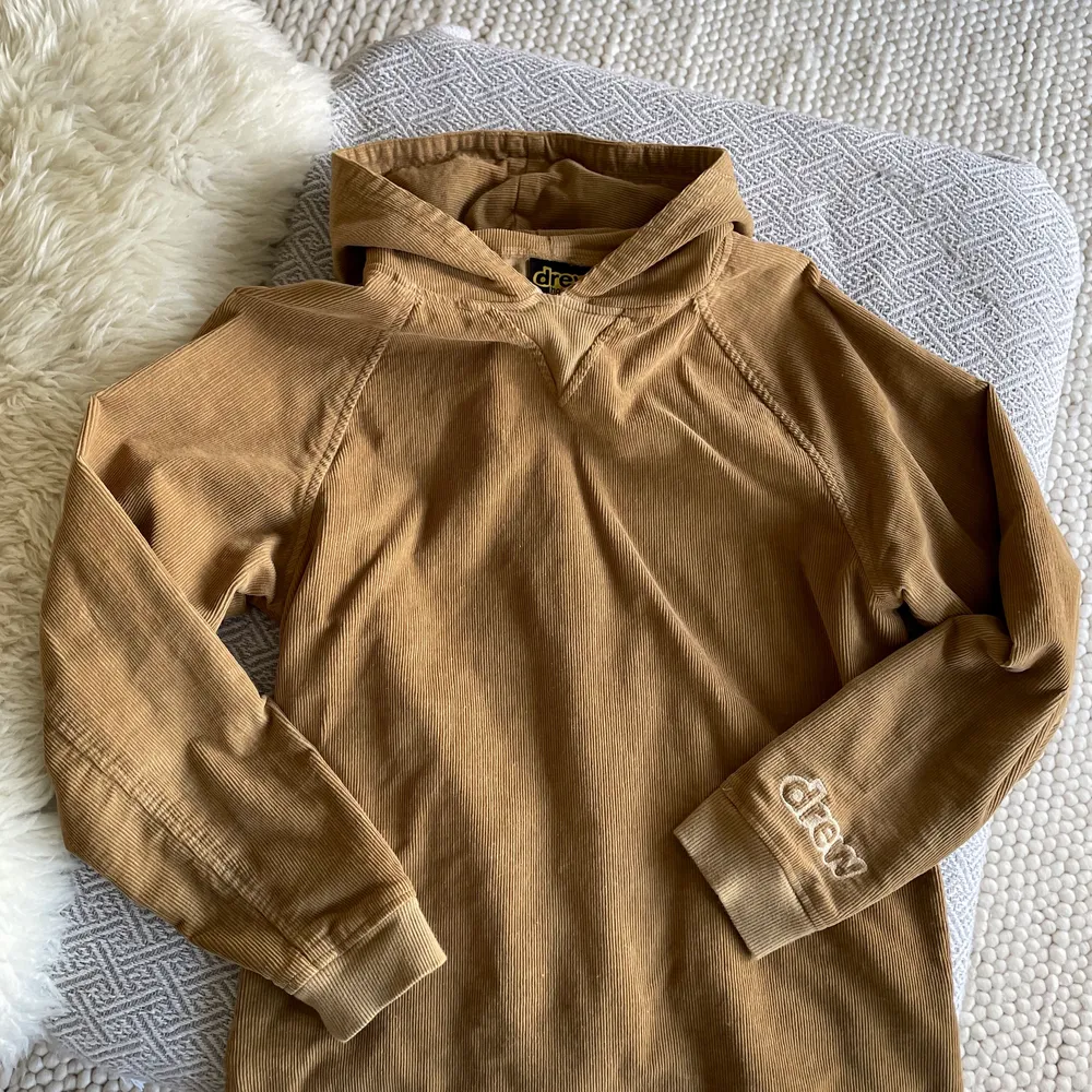 Fin Corduroy hoodie från drew House! Storlek XS men ganska oversized.. Hoodies.