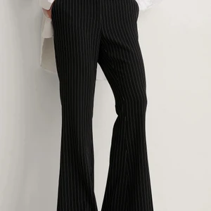 Randiga kostymbyxor - Randiga kostymbyxor från NA-KD 💕 använd 1 gång 