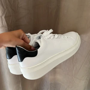 SNEAKERS 38 - Säljer dessa snygga vita Sneakers med platå liknande sula. (Aldrig använda helt nya!!) Köpta från Nelly, nypris 400 kr. Jag säljer för 240 kr. Köparen står för frakten! 