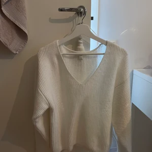 Tröja hm  - Säljer en av mina vita stickade tröja!! Sitter super bra på och imprensiv som helt ny!!! Från hm 💖💖💗💗