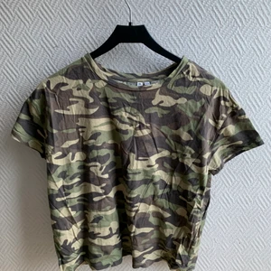 Militärmönstrad T-shirt - Miöliträmönstard t-shirt storlek S