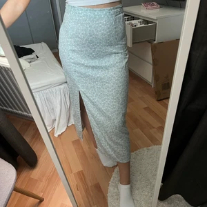 Kjol - Säljer denna kjol från Monki i storlek 36 då jag inte använder den längre! Superfin och endast använd fåtal gånger. Den har en dragkedja på sidan av midjan😊