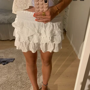 Kjol  - Säljer denna söta vita sommarkjolen från H&M. Den är i storlek 8-10 men passar mig som är en xs/s. 