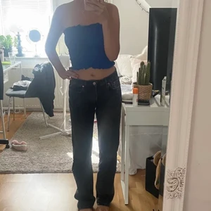 Zara mid rise jeans - Säljer mina zara Mid rise då de blivit för stora för mig men blir som lågmidjade på mig! Väldigt bra skick! Lånad bild! 