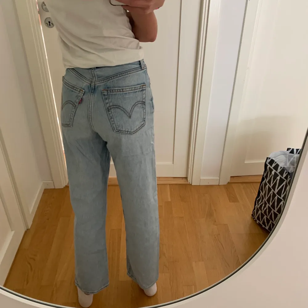 Ljusblå, högmidjade Levis jeans i bra skick! Dessa jeans är modellen ribcage straight i storlek 24 och är för korta för mig och jag är 170 cm. Nypris 1200:-. Kontakta för mer info. I fint skick. En liten slitning i nederkant men inget man tänker på. . Farkut & Housut.