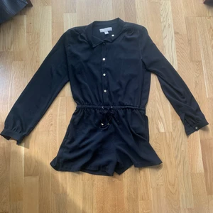 Michael Kors Playsuit - Säljer min svarta MK playsuit. Sparsamt använd. Köpt i USA i MK butiken🥰 Köparen står för frakten