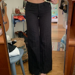 Lågmidjade kostymbyxor🖤 - Nerlagda, lite linneaktigt tyg, ett litet hål vid gylfen men inget syns igenom det. Midjemått: 85cm, innerbenslängd: 91cm, frakten kostar 57kr inte 49kr☺️