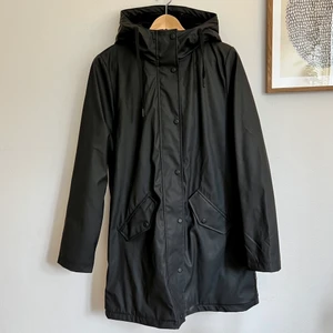 Vadderad regnkappa Only - Vadderad regnkappa från Only. Svart med huva och två fickor. Dam strl S. Helt oanvänd då storleken inte var rätt för mig.☺️