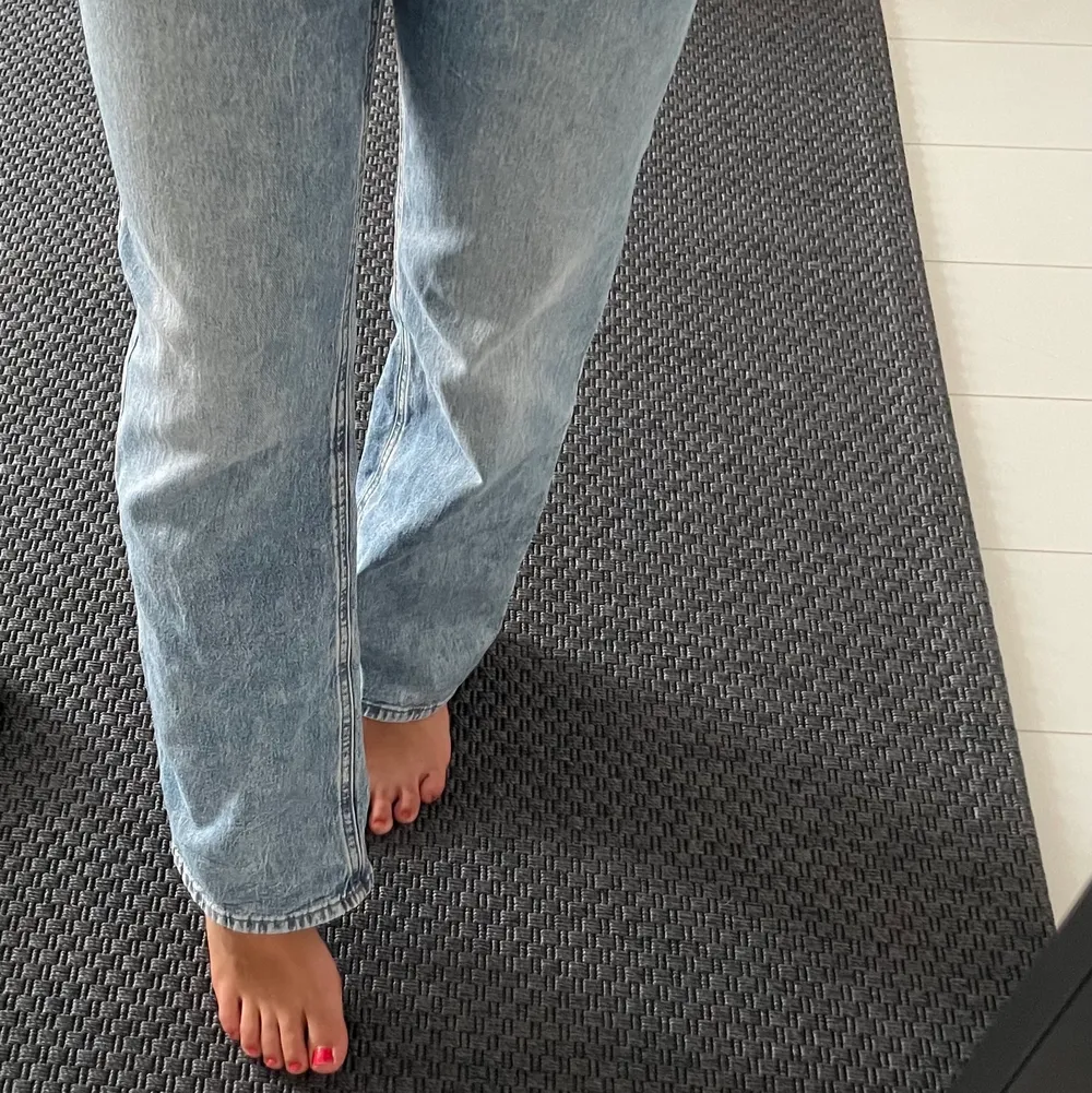 Vida jeans från Lindex, inga defekter eller slitningar vid hälen. (Reglerbara i midja). Jeans & Byxor.